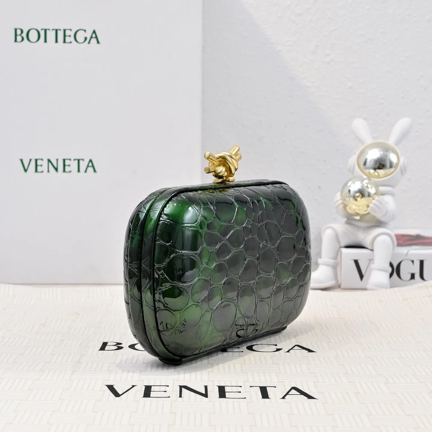 Batch 1560 #BV Knot pearlescent crocodile pattern evening bag series 🐊 Each bag reveals exquisiteness and elegance. It is made of crocodile leather with knot buckle. The leather feels super good and is unforgettable. 🐊 Crocodile pattern is a classic among classics. It looks high-end whenever you take it out ⭐️ The design is small and exquisite, low-key without logo, elegant and generous. Holding it in your hand or hanging it on your wrist will make you look more elegant and charming [Fireworks] Model: 717622 Size: 20x12x5.5